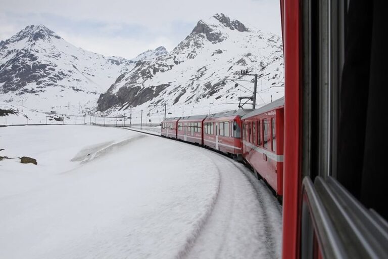 Trenino del Bernina: la magia delle Alpi innevate