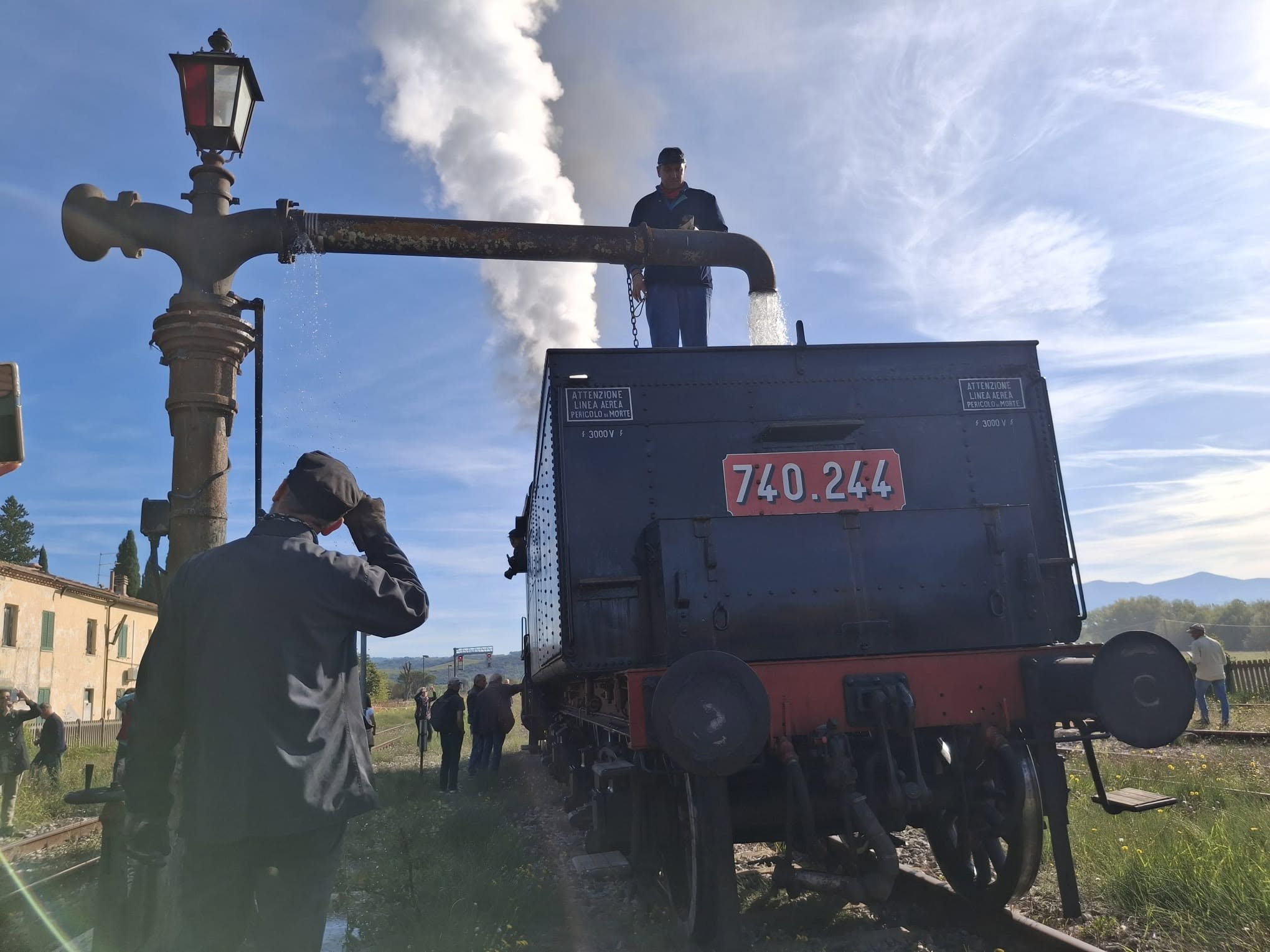 Treno Storico a Vapore in Val d’Orcia tra le colline toscane