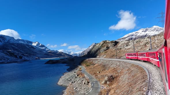 Trenino del Bernina: il risveglio della natura alpina
