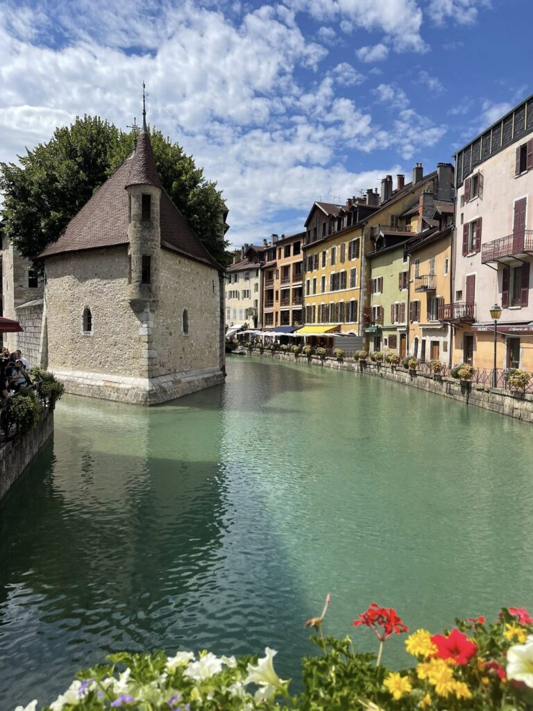 Canale nel centro storico di Annecy, con case colorate affacciate sull'acqua