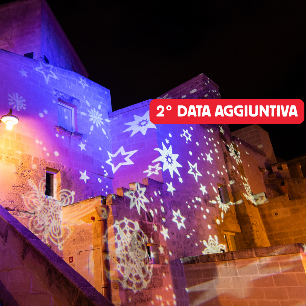 Veduta dei Sassi di Matera illuminati con proiezioni natalizie durante il periodo di Natale.