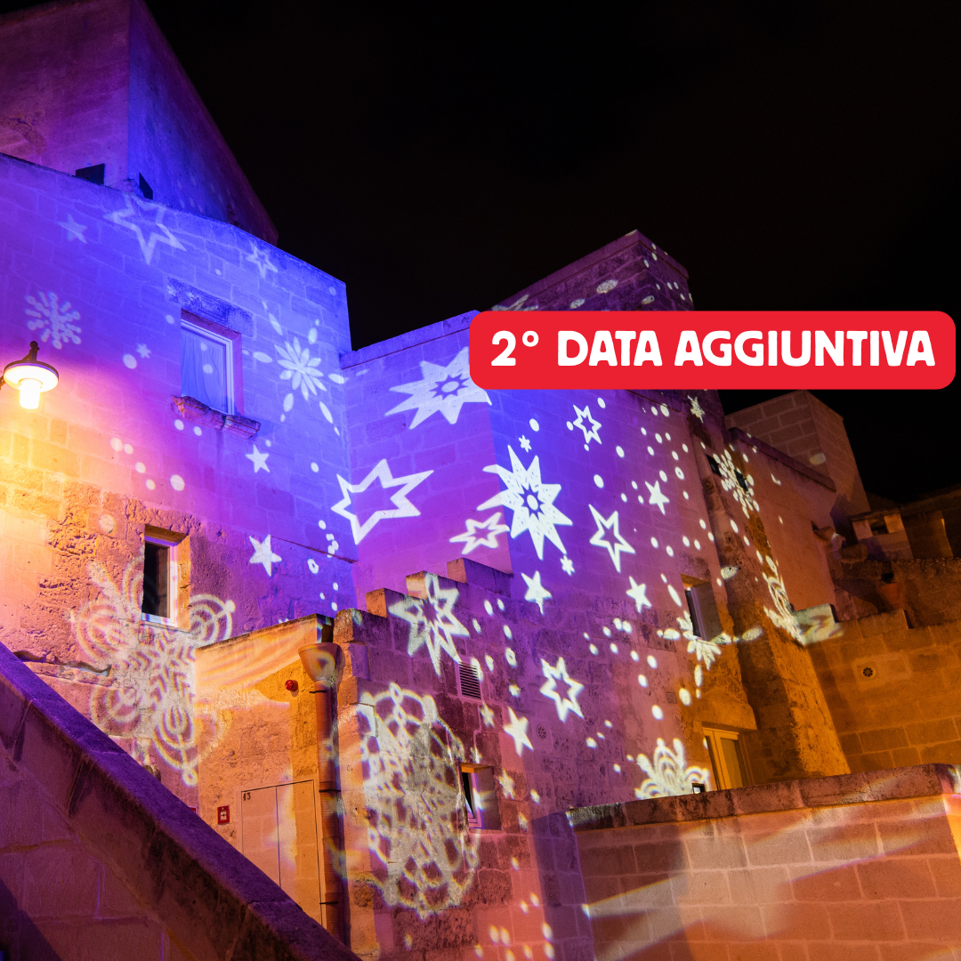 Veduta dei Sassi di Matera illuminati con proiezioni natalizie durante il periodo di Natale.