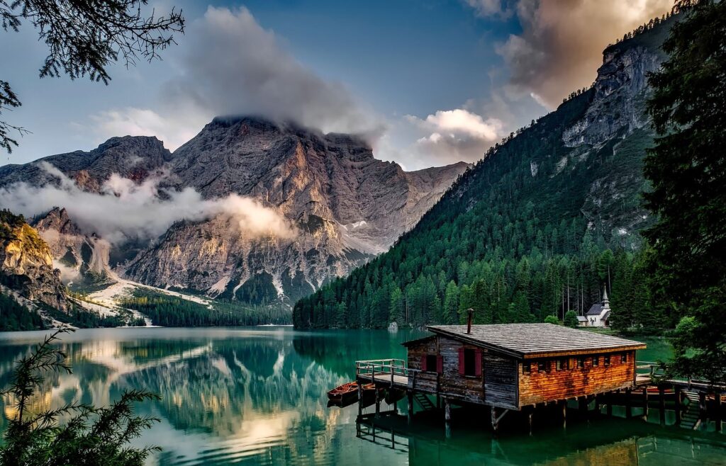 Lago di Braies : Il Gioiello delle Dolomiti