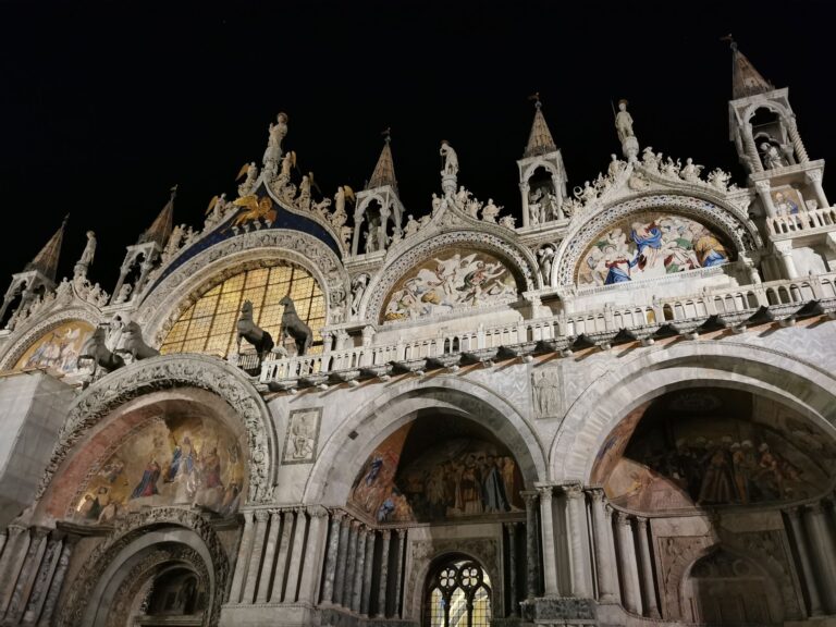 Basilica di San Marco in notturna