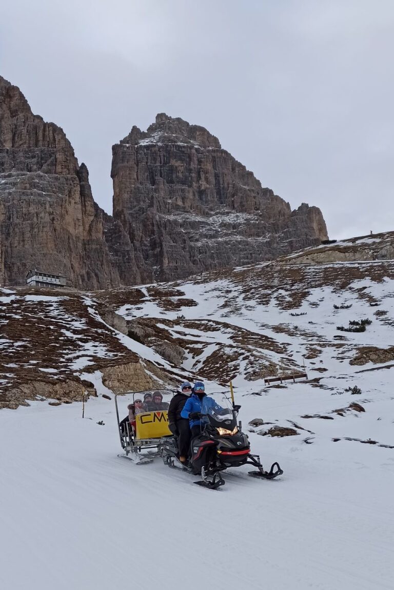 Motoslitta e slittinata alle Tre cime di Lavaredo con pranzo in baita