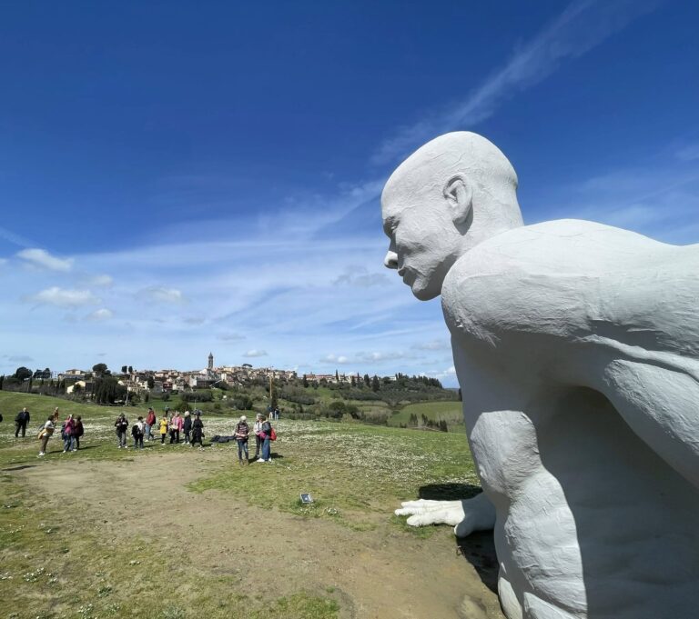 Peccioli “Borgo più bello d’Italia”, le statue dei Giganti e Lucca.